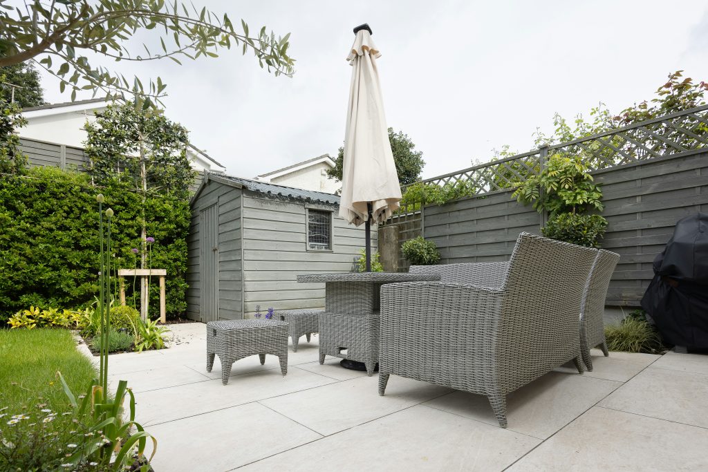 terrasse carrelé avec salon extérieur 